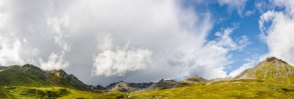 Amplia vista angular de Hatcher Pass Lodge y el área de la mina de menta dorada, tundra de color otoñal que bordea las laderas de las montañas durante el otoño, Hatcher Pass, centro-sur de Alaska; Palmer, Alaska, Estados Unidos de América - foto de stock