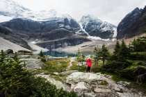 Female hiker at Lake Oesa, Yoho National Park; British Columbia, Canada — стокове фото