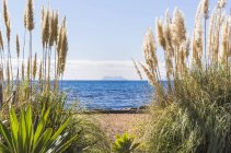 Veduta di Gibilterra in lontananza dalle spiagge della Costa de Sol; Estepona, Malaga, Spagna — Foto stock