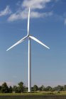 Grande mulino a vento in metallo in un campo agricolo con cielo blu e nuvole, a ovest di Port Colborne, Ontario, Canada — Foto stock