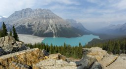 Мальовничий вид на озеро і канадські Скелясті гори, Національний парк Банф; Альберта, Канада — стокове фото