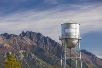 Downtown Palmer torre d'acqua, cieli nuvolosi e le montagne Chugach sullo sfondo, Alaska centro-meridionale,; Palmer, Alaska, Stati Uniti d'America — Foto stock
