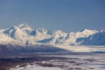 Montagnes Chugach enneigées entourant le glacier Knik, centre-sud de l'Alaska ; Palmer, Alaska, États-Unis d'Amérique — Photo de stock