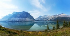 Vista panorámica del lago Peyto y las Rocosas Canadienses, Parque Nacional Banff; Alberta, Canadá - foto de stock
