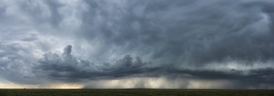 Dramatic sky over the landscape during storm in the middle west of the United States, Kansas, United States of America — стоковое фото