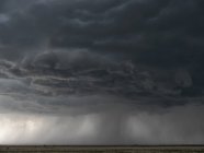 Cielo dramático sobre el paisaje durante la tormenta en el medio oeste de los Estados Unidos, Kansas, Estados Unidos de América - foto de stock