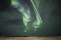 Aurora Borealis ou Northern Lights, sobre Old Crow e o Rio Porcupine, Old Crow, Yukon, Canadá — Fotografia de Stock