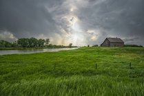 Fienile abbandonato con nubi temporalesche che convergono sopra la testa; Nebraska, Stati Uniti d'America — Foto stock