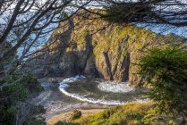 Onde che salgono attraverso un buco in Arch Rock creano un'interessante onda d'arco, Harris Beach State Park, vicino Brookings; Oregon, Stati Uniti d'America — Foto stock