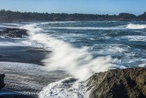 Wellen, die durch eine lange Belichtungswelle am Strand des Makrelen State Park und Meeresschutzgebietes in der Nähe von Cleone im Norden Kaliforniens aufgeweicht wurden; Cleone, Kalifornien, Vereinigte Staaten von Amerika — Stockfoto