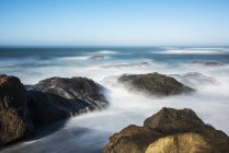 Wellen aufgeweicht durch eine lange Belichtungswelle auf den Strand im Makrelen State Park und Meeresschutzgebiet in der Nähe von Cleone in Nordkalifornien, Cleone, Kalifornien, Vereinigte Staaten von Amerika — Stockfoto