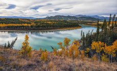 Belo Rio Takhini, Floresta e Montanhas, Whitehorse, Yukon, Canadá — Fotografia de Stock