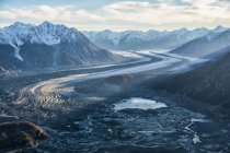 Повітряний вид гір Сент-Еліас і льодовика Каскавульш в національному парку і заповіднику Клуейн (провінція Юкон, Канада). — стокове фото