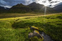 Maestoso paesaggio roccioso della penisola di Snaefellsness; Islanda — Foto stock