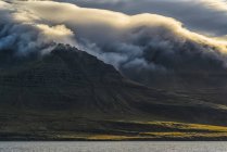 Nuages sur les sommets de montagne le long de la côte est de l'Islande — Photo de stock