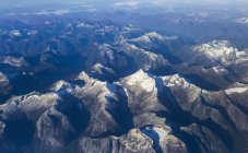 Luftaufnahme von schneebedeckten, zerklüfteten Gipfeln der felsigen Berge, britische Columbia, Kanada — Stockfoto