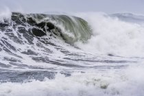 Ola de tormenta en Seaside Cove en la costa de Oregon; Seaside, Oregon, Estados Unidos de América - foto de stock