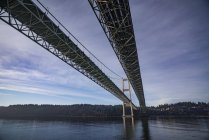 Vista panorámica del puente Tacoma Narrows Bridge; Tacoma, Washington, Estados Unidos de América - foto de stock