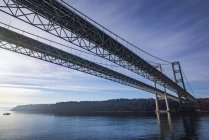 The Tacoma Narrows Bridge from the water surface, Tacoma, Washington, Estados Unidos de América - foto de stock