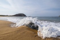 Waves washing up on a beach of golden sand, Huatulco, Oaxaca, México - foto de stock