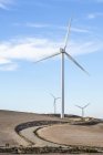 Ветряные турбины с техническим обслуживанием подъездной дороги; Кампильос, Малага, Андалусия, Испания — стоковое фото