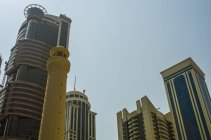 Moderne Wolkenkratzer mit Minarett im Vordergrund; doha, qatar — Stockfoto