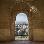 Detalhe ornamentado em uma fachada de parede interior com vista para a cidade de Granada; Granada, província de Granada, Espanha — Fotografia de Stock
