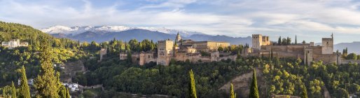 Vista panorámica del complejo de la fortaleza de la Alhambra, Granada, España - foto de stock