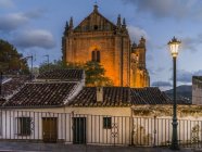 Церква Санта-Марія-Ла-Майор у сутінках; Ронда, Малага, Іспанія. — стокове фото