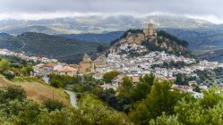 Rovine di un castello moresco su una collina con case che riempiono la collina, Montefrio, Provincia di Granada, Spagna — Foto stock