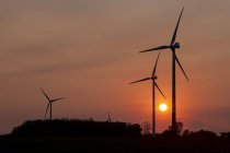 Turbinas eólicas ao pôr-do-sol; Nanticoke, Ontário, Canadá — Fotografia de Stock