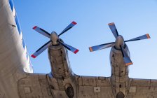 Низкий угол обзора двигателей и пропеллеров винтажного самолета Vickers Viscount 814 против голубого неба; Шпайер, Германия — стоковое фото