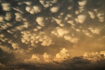 Dramatic skies over the landscape seen during a storm chasing tour in the midwest of the United States. An example of mammatus cloud; Kansas, United States of America — Stock Photo