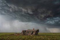 Dramatischer Himmel über der Landschaft mit zerstörten Gebäuden während einer Sturmjagd im Mittleren Westen der Vereinigten Staaten; kansas, Vereinigte Staaten von Amerika — Stockfoto