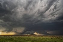 Ciel dramatique sur le paysage vu lors d'une tournée de chasse aux tempêtes dans le Midwest des États-Unis ; Kansas, États-Unis d'Amérique — Photo de stock