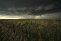 Dramatic skies over the landscape seen during a storm chasing tour in the middle west of the United States; Kansas, United States of America — стоковое фото