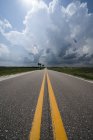 Cieli drammatici sulla strada e sul paesaggio visti durante un tour di caccia alle tempeste nel Midwest degli Stati Uniti; Kansas, Stati Uniti d'America — Foto stock