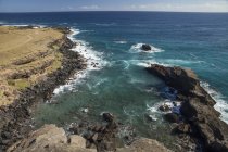 Скелястий берегової лінії поблизу пляжу Papakolea, також відомий як зелений піщаний пляж, недалеко від Південної точки, КАУ району; Острів Гаваї, Гаваї, Сполучені Штати Америки — стокове фото