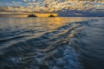 Мальовничий вид на схід сонця над пляжем Ланікай; Сполучені Штати Америки — стокове фото