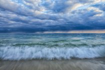 Живописный вид на волны в океане, окружающем Оаху; Оаху, Гавайи, Соединенные Штаты Америки — стоковое фото