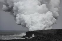 Fumo da un flusso di lava proveniente da Kilauea, un vulcano a scudo attivo; Isola delle Hawaii, Hawaii, Stati Uniti d'America — Foto stock