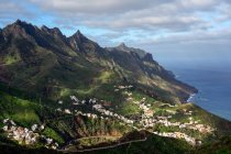 Aldeia de Taganana na costa de Tenerife, Espanha com montanhas acidentadas de Anaga além; Taganana, Tenerife, Espanha — Fotografia de Stock