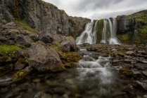 Cascada a lo largo de la carretera en los fiordos del oeste; fiordos del oeste, Islandia - foto de stock
