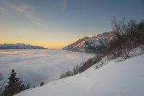 Зимовий туман впадає в бухту Кука в південно-центральній частині Аляски, Сполучені Штати Америки. — стокове фото