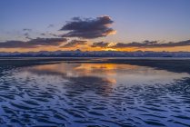 Eagle river und eagle beach während eines brillanten farbigen Sonnenuntergangs und chilkat mountains; juneau, alaska, vereinigte staaten von amerika — Stockfoto