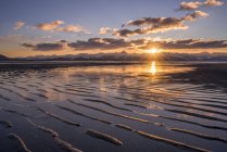 Eagle River і Eagle Beach під час блискучого кольору захід сонця і Chilkat гір; Juneau, Сполучені Штати Америки — стокове фото