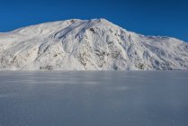 Wunderschöner gefrorener Portage-See mitten im Winter in Süd-Zentralalaska, vereinigte Staaten von Amerika — Stockfoto