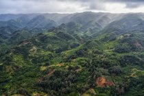 Imagen aérea de las exuberantes montañas que rodean Oahu; Oahu, Hawaii, Estados Unidos de América - foto de stock