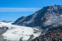 Vue panoramique de la vallée du glacier Gulkana dans l'est de l'Alaska Range dans le centre-sud de l'Alaska par un après-midi d'été ensoleillé ; Alaska, États-Unis d'Amérique — Photo de stock