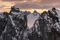 Pics accidentés et glaciers enneigés au coucher du soleil, champ de glace Juneau, forêt nationale des Tongass ; Alaska, États-Unis d'Amérique — Photo de stock